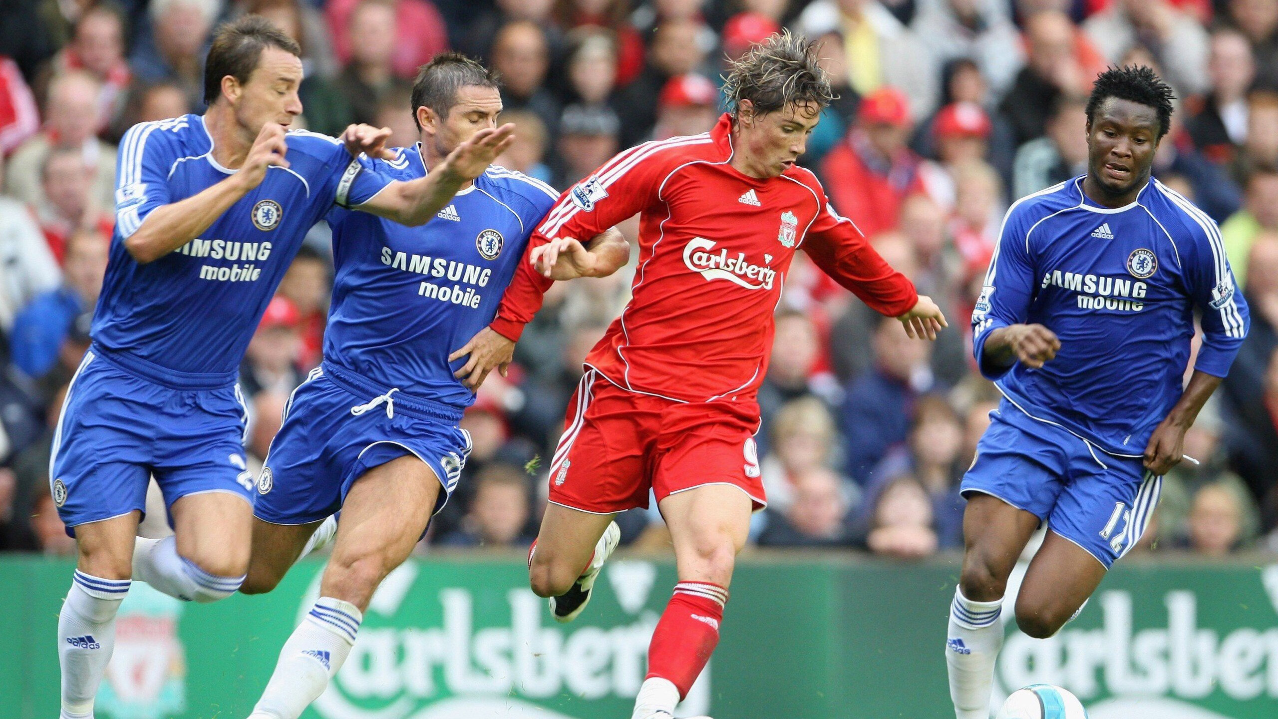 _现场现场：比赛激战，欢呼声不断_，比赛场面激烈